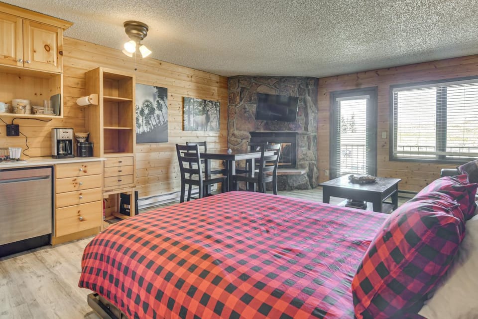 < 1 Mi to Granby Rodeo! Retreat w/ Pool & Hot Tub House in Granby