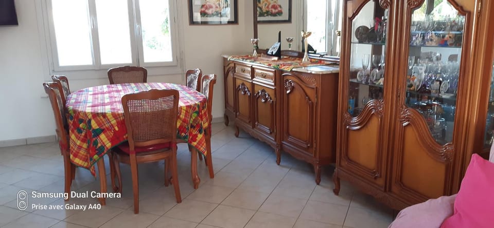 Seating area, Dining area