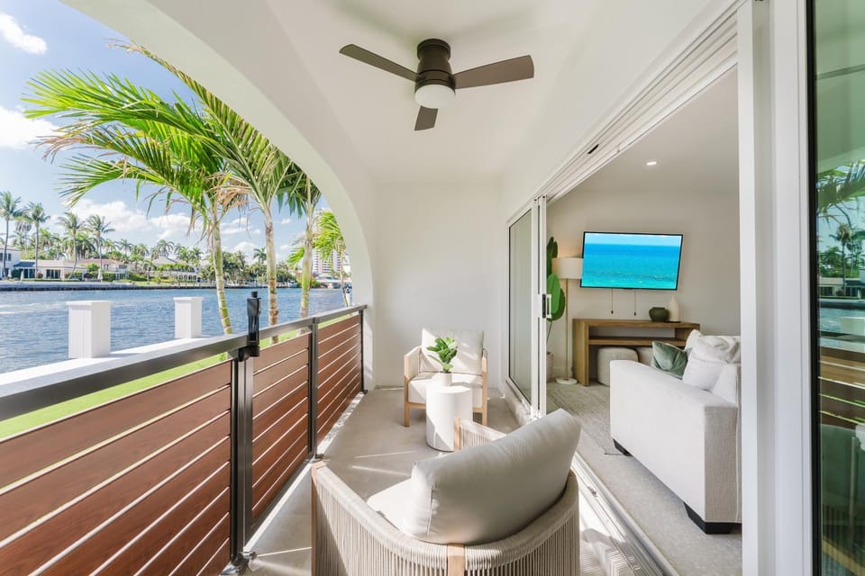 Patio, Natural landscape, TV and multimedia, View (from property/room), Balcony/Terrace, Living room, Seating area, fireplace