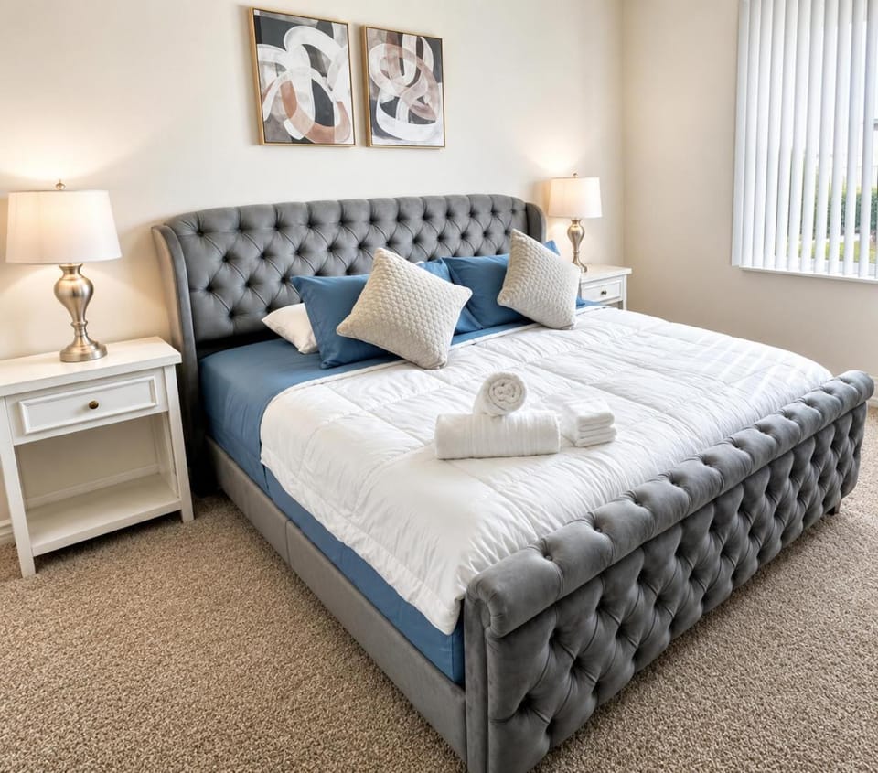 Bed, Photo of the whole room, Bedroom, towels