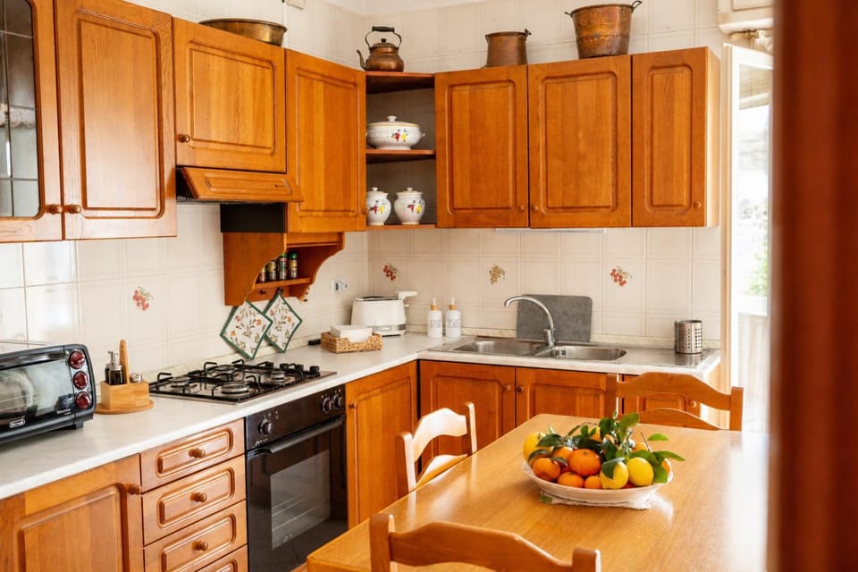 Coffee/tea facilities, Kitchen or kitchenette, stove, toaster