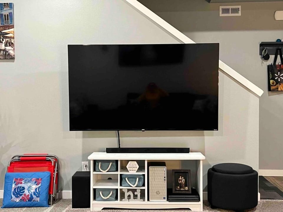 Nifty Corner- A Modern Home & a Taste of Town House in Moses Lake