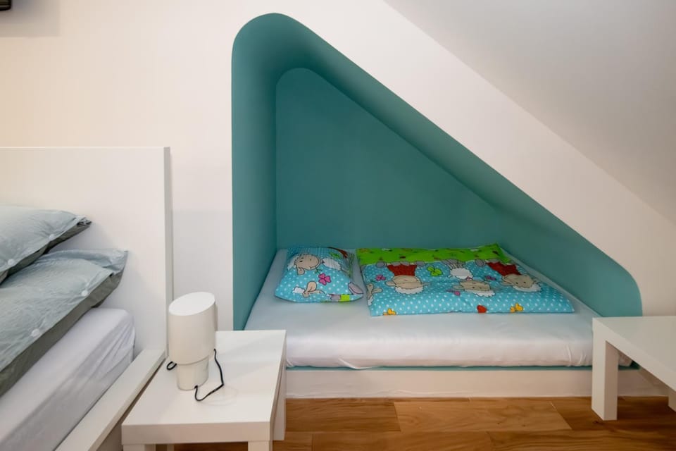 Bed, Photo of the whole room, cot