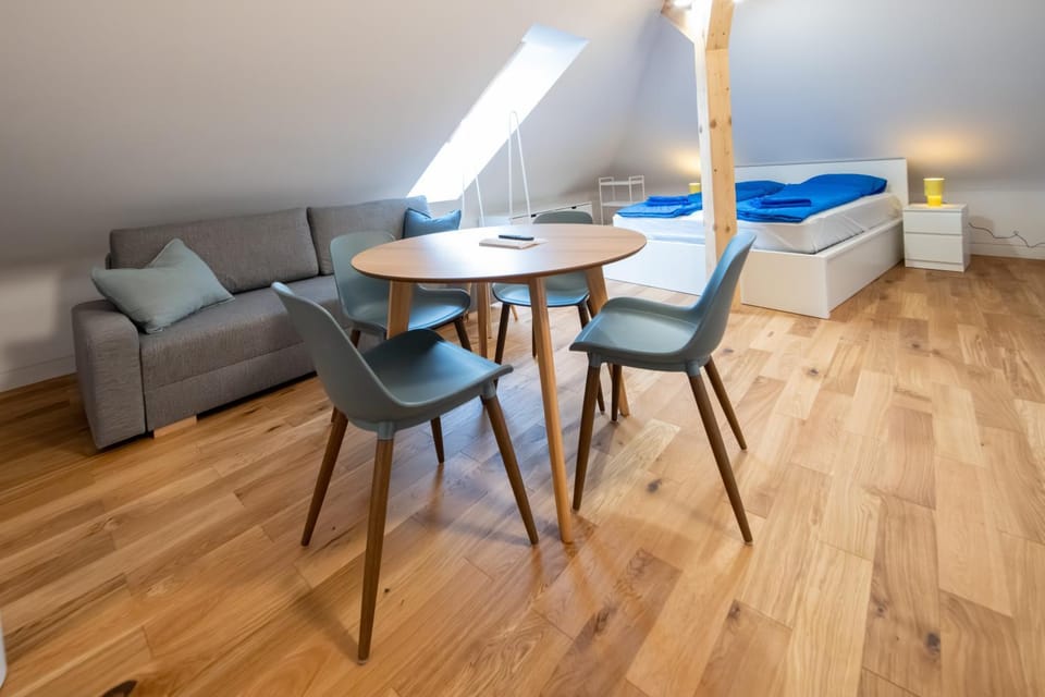 Bed, Photo of the whole room, Seating area