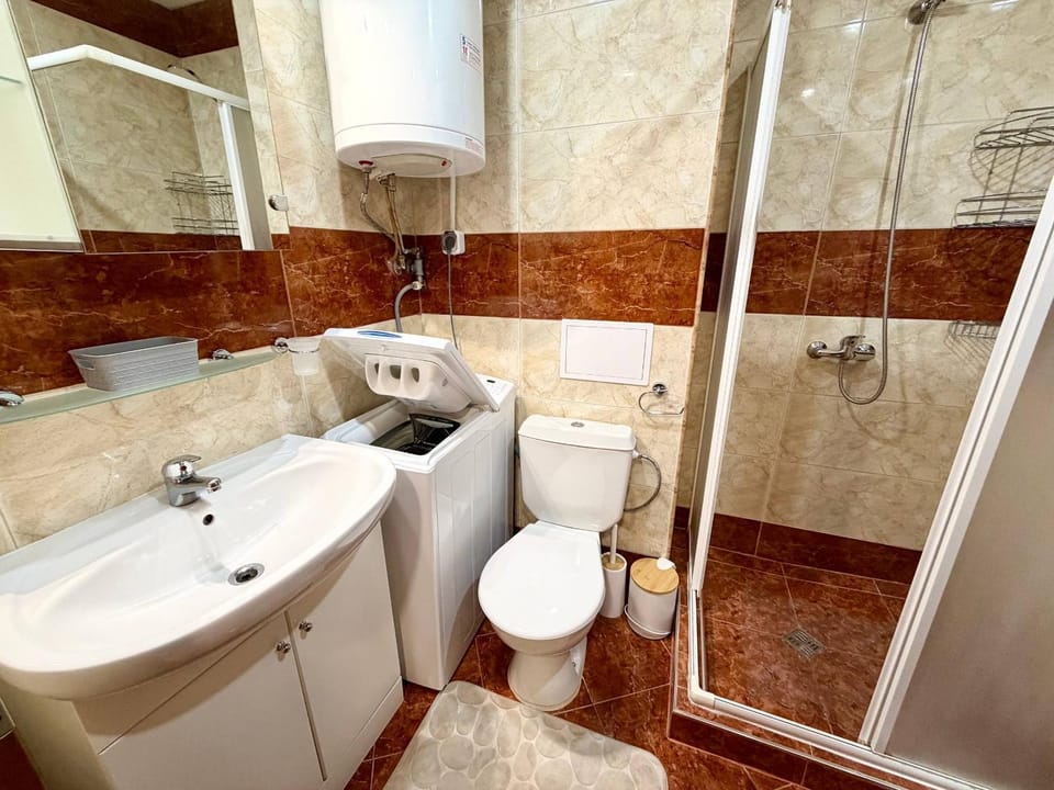 Shower, Toilet, towels, washing machine