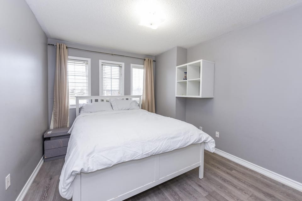 Entire 4BR 3BA Home in Mississauga, Sleeps 10, 10 mins to Pearson Airport House in Brampton
