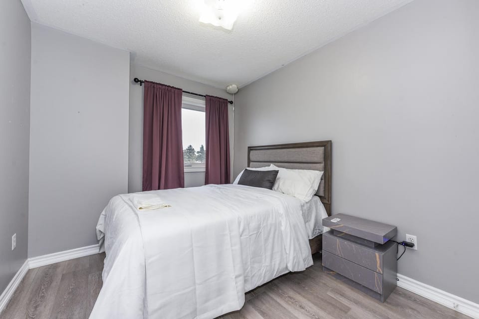 Entire 4BR 3BA Home in Mississauga, Sleeps 10, 10 mins to Pearson Airport House in Brampton
