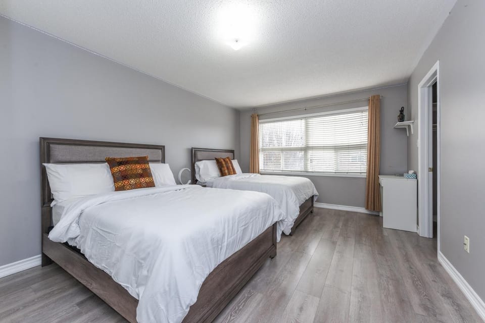 Entire 4BR 3BA Home in Mississauga, Sleeps 10, 10 mins to Pearson Airport House in Brampton