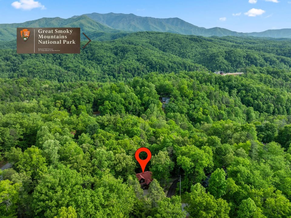 Family Cabin w Hot Tub Game Room & Mountain View Cabin in Gatlinburg