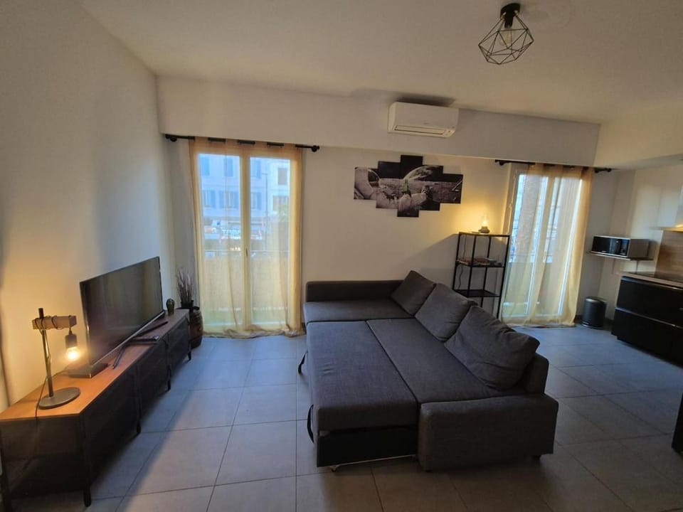 Appartement au premier étage au centre ville Apartment in La Londe-les-Maures