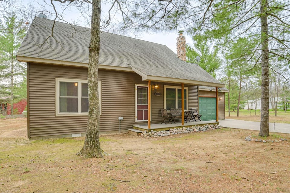 3 Mi to AuSable River! Forest Retreat w/ Fire Pit House in Oscoda Township