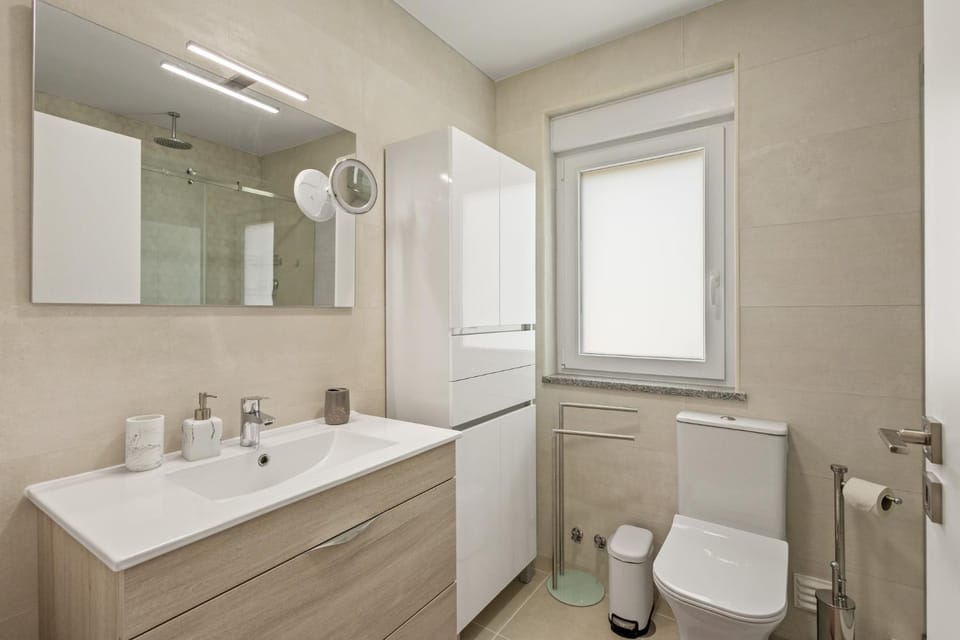 Toilet, Bathroom, towels