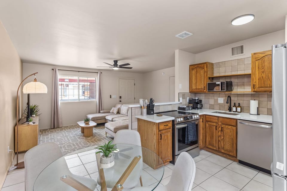 Kitchen or kitchenette, Living room, Seating area, Dining area, dishwasher, oven, pet friendly, stove