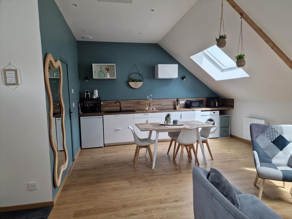 Kitchen or kitchenette, Dining area, stove