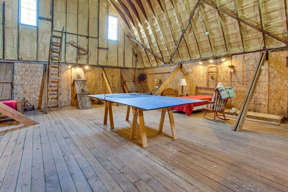 Historic Barn/Lodge and 3 More - 2 Mi From Town House in Illinois