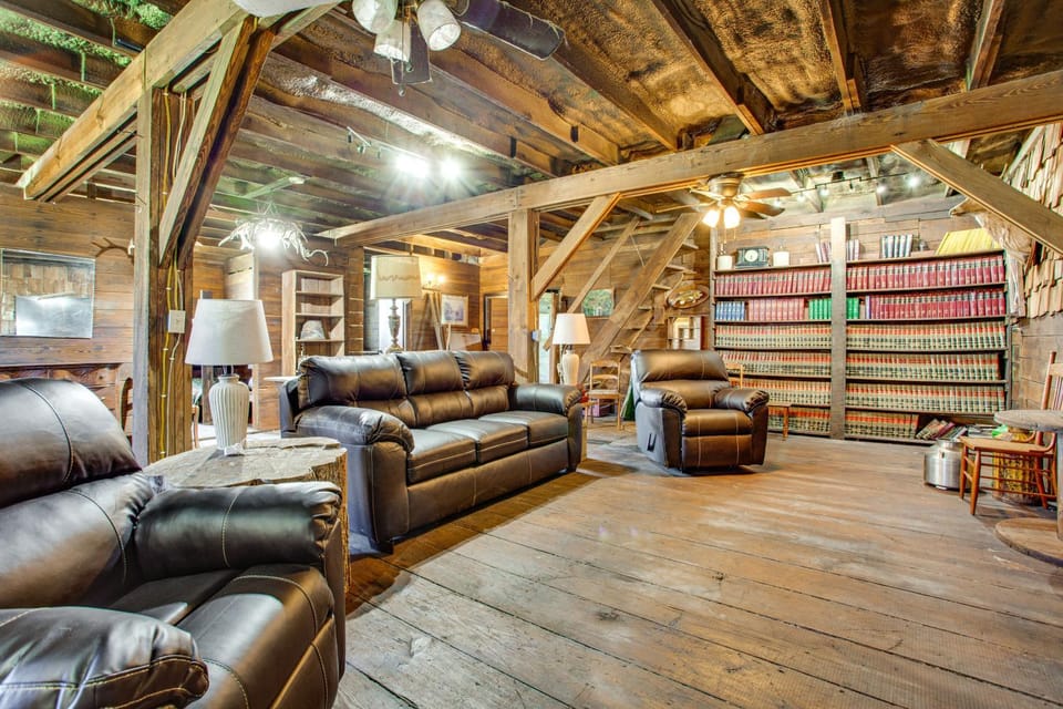 Historic Barn/Lodge and 3 More - 2 Mi From Town House in Illinois