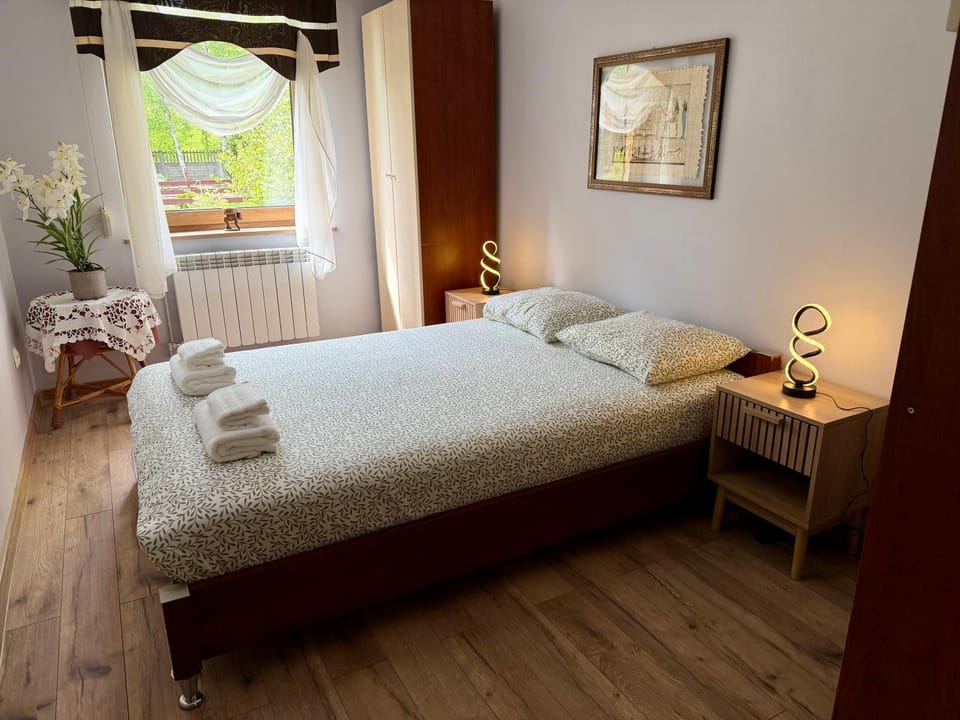 Bed, Photo of the whole room, Bedroom, towels