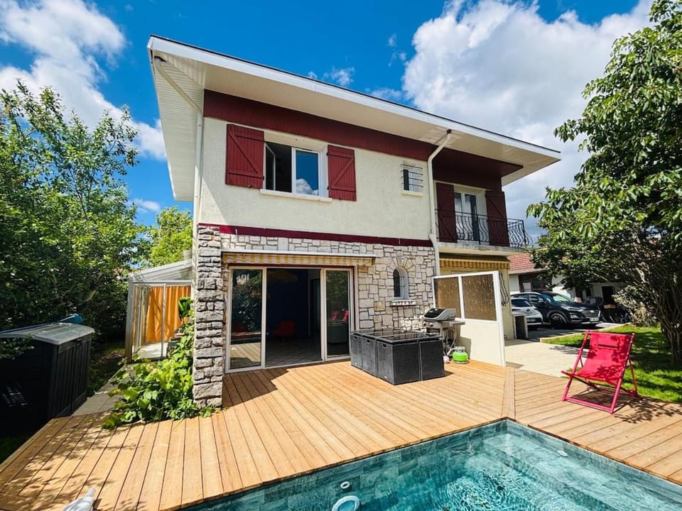 Property building, Patio, Day, Garden, Garden view, Pool view, Swimming pool, Parking, sunbed