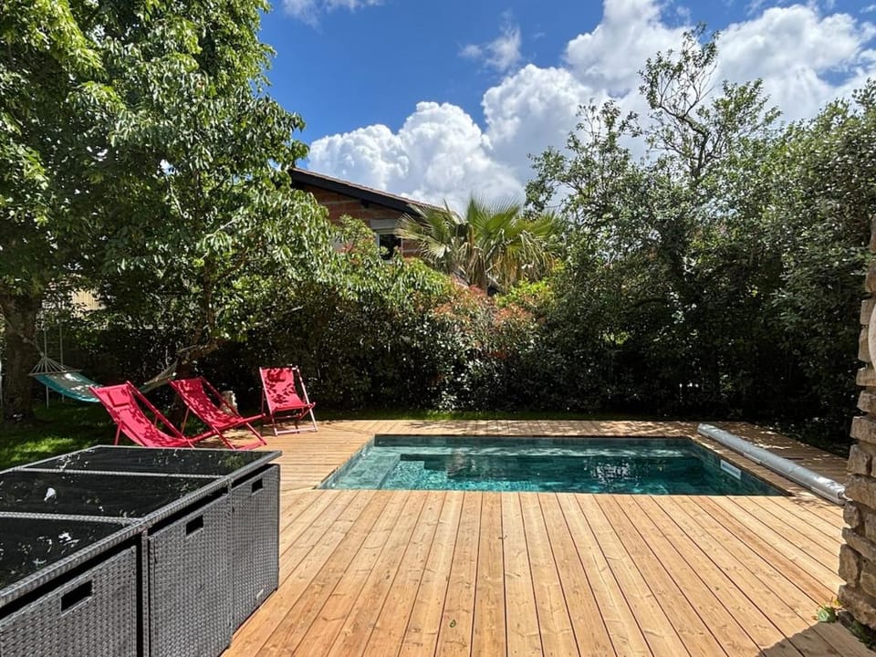 Patio, Spring, Day, Natural landscape, Garden, Garden view, Pool view, Swimming pool, sunbed