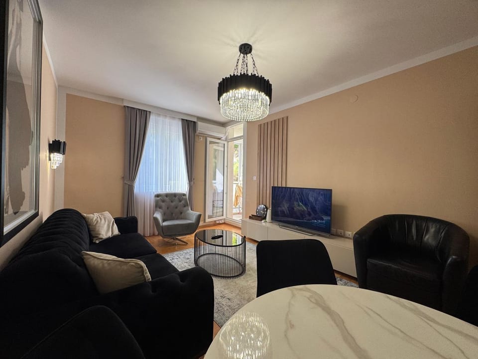 Communal lounge/ TV room, Bed, TV and multimedia, Living room, Photo of the whole room, Seating area, Evening entertainment, Bedroom