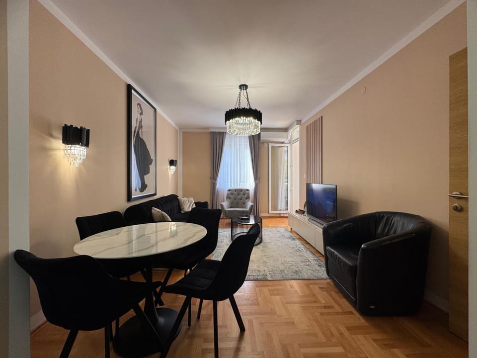 TV and multimedia, Living room, Seating area, Dining area