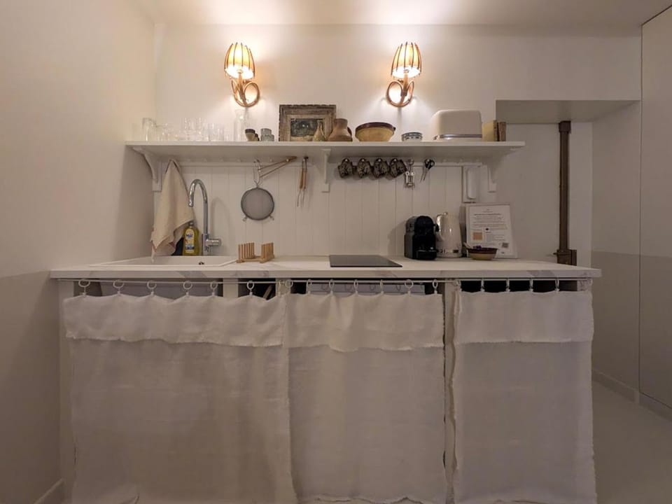 Coffee/tea facilities, Kitchen or kitchenette, microwave, stove