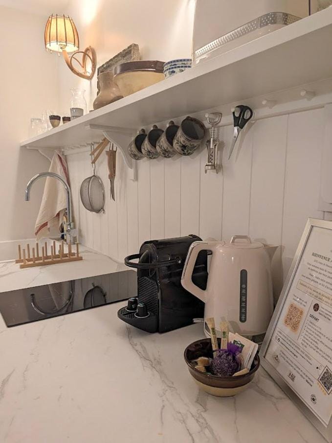 Coffee/tea facilities, Kitchen or kitchenette, stove, toaster