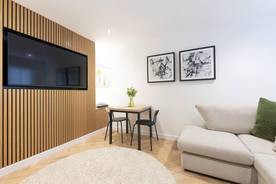 Modern 2-Bed Sleeps 4 Parking Near Edinburgh House in Scotland