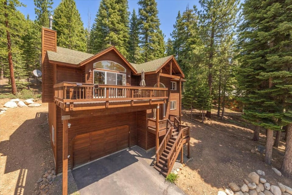Trailside Cabin Hot-Tub 2 Miles to Lake Cabin in Tahoe Vista