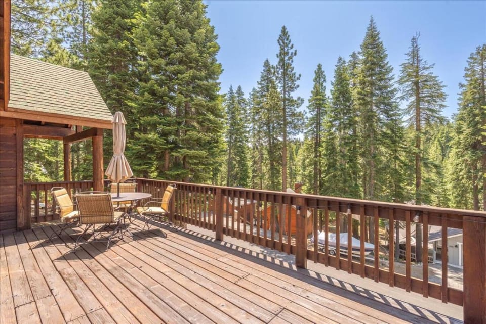 Trailside Cabin Hot-Tub 2 Miles to Lake Cabin in Tahoe Vista