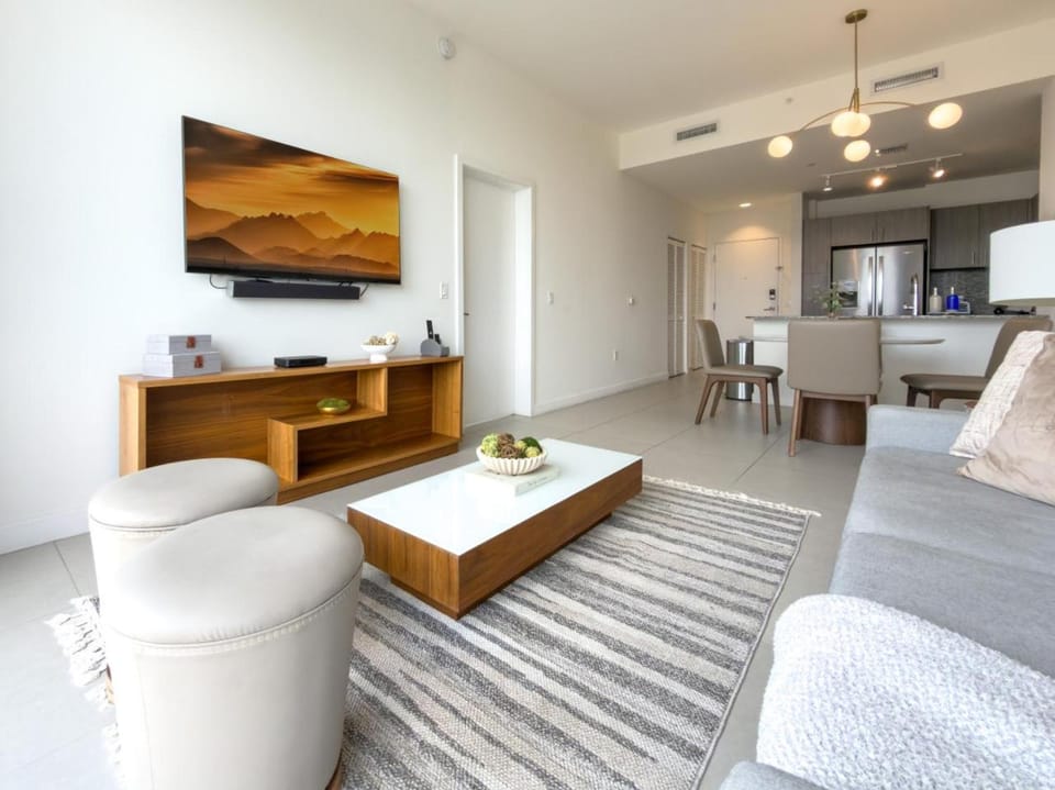 P2004 Penthouse 2BR with East Views Balcony a Pool and Gym in Doral House in Doral