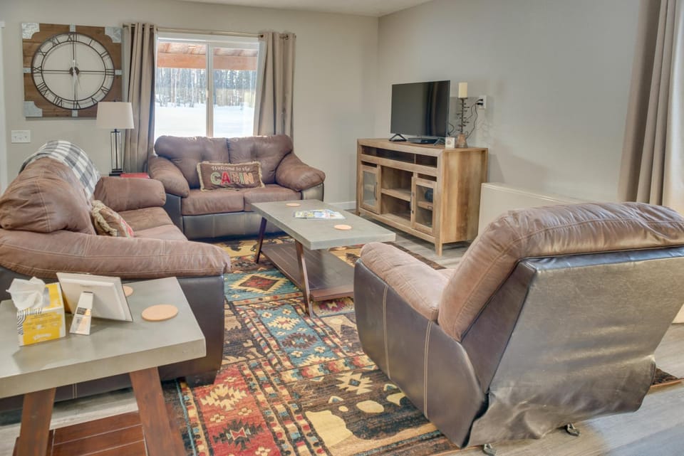Kenai River Base! Spacious 2-Unit Cabin Compound Cabin in Alaska