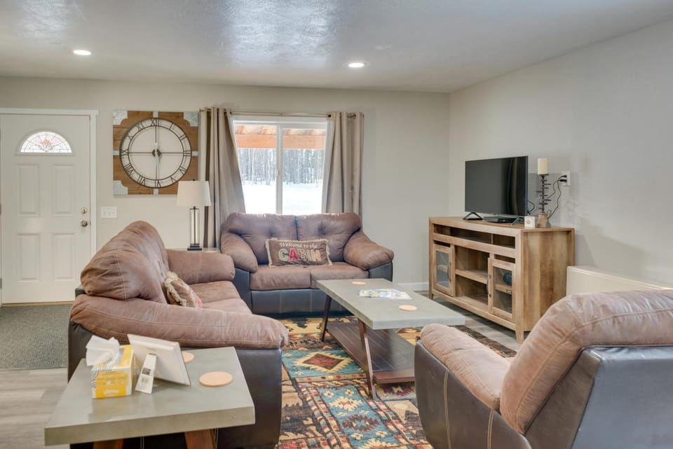 Kenai River Base! Spacious 2-Unit Cabin Compound Cabin in Alaska