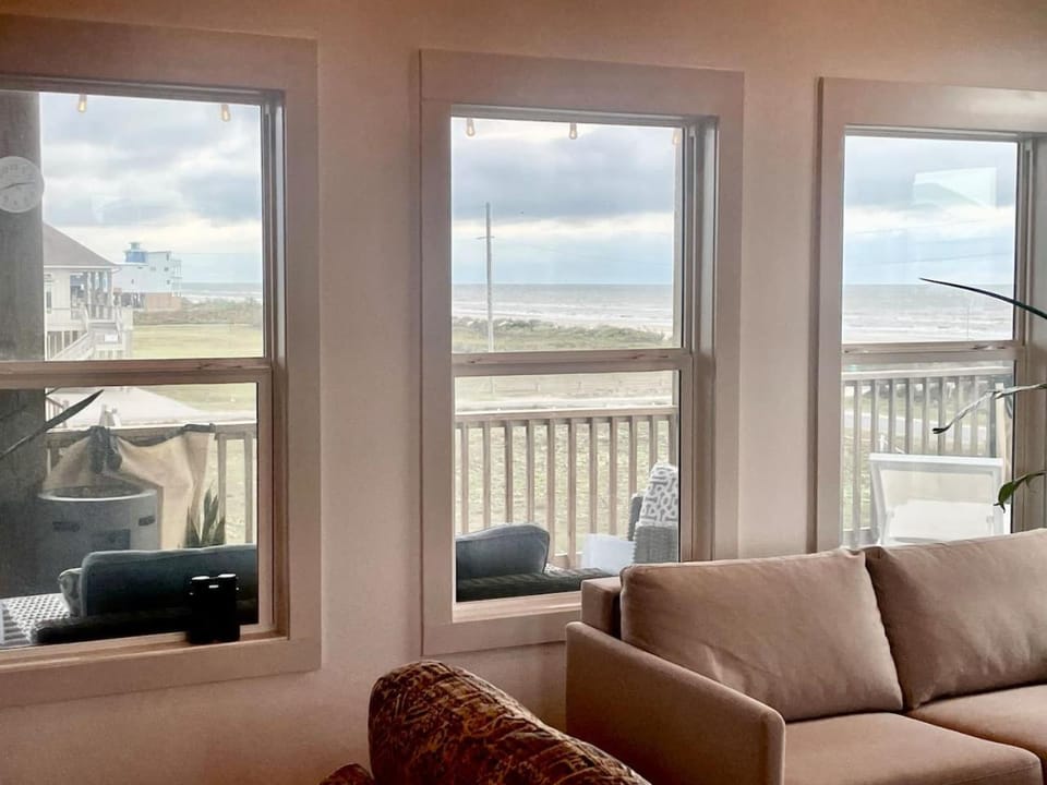 Natural landscape, View (from property/room), View (from property/room), Balcony/Terrace, Living room, Seating area, Sea view, Sea view