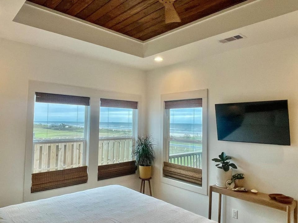 Bed, Natural landscape, TV and multimedia, View (from property/room), Photo of the whole room, Bedroom, Sea view, Sea view