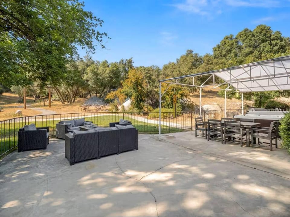 Meadowlark Retreat House in Ahwahnee