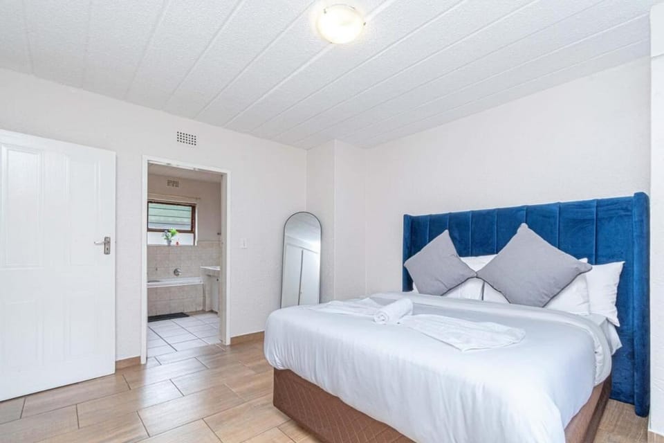 3 bed ground in sandton Apartment in Sandton