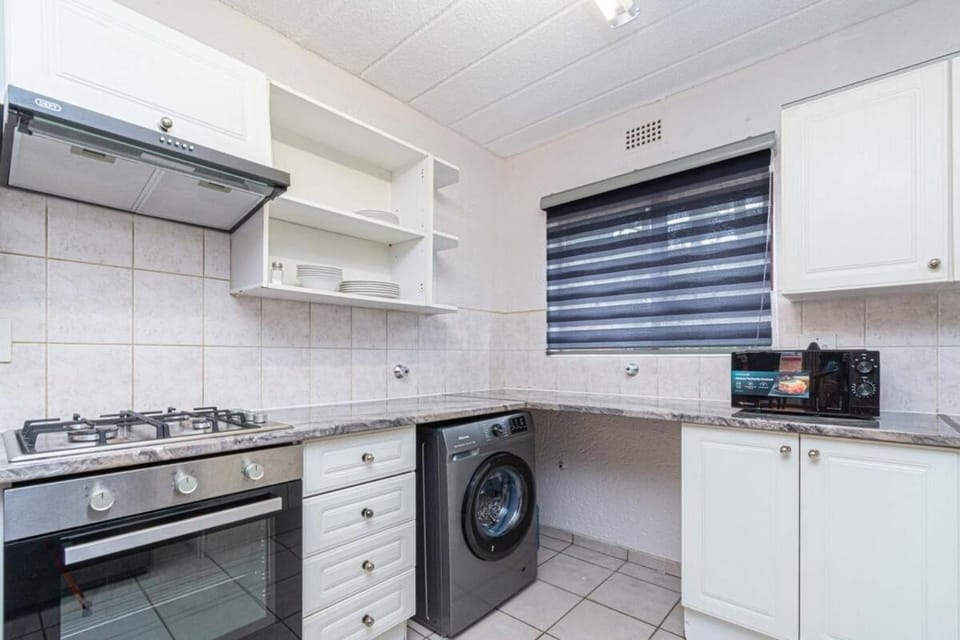 3 bed ground in sandton Apartment in Sandton