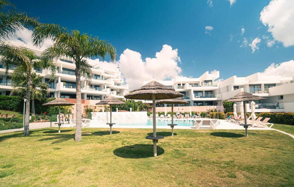 Property building, Garden, Swimming pool, sunbed