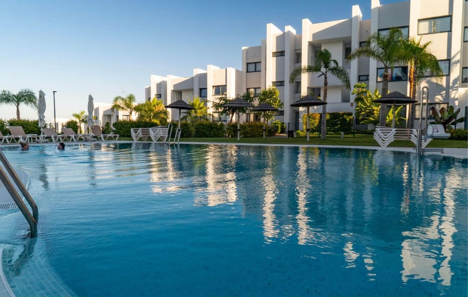 Property building, Swimming pool, sunbed