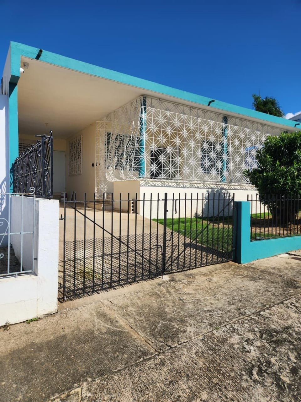 Property building, Day, Balcony/Terrace, Balcony/Terrace, Parking