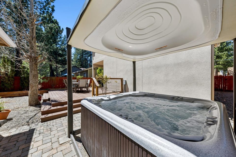 Patio, Day, Natural landscape, Garden, Hot Tub