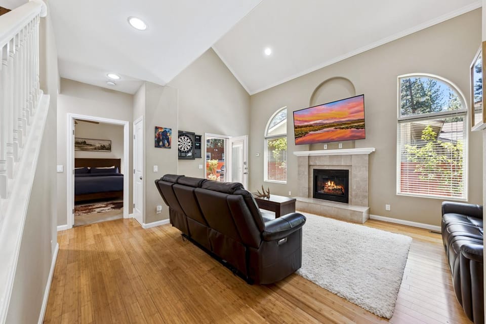 Day, TV and multimedia, Living room, Bedroom, fireplace