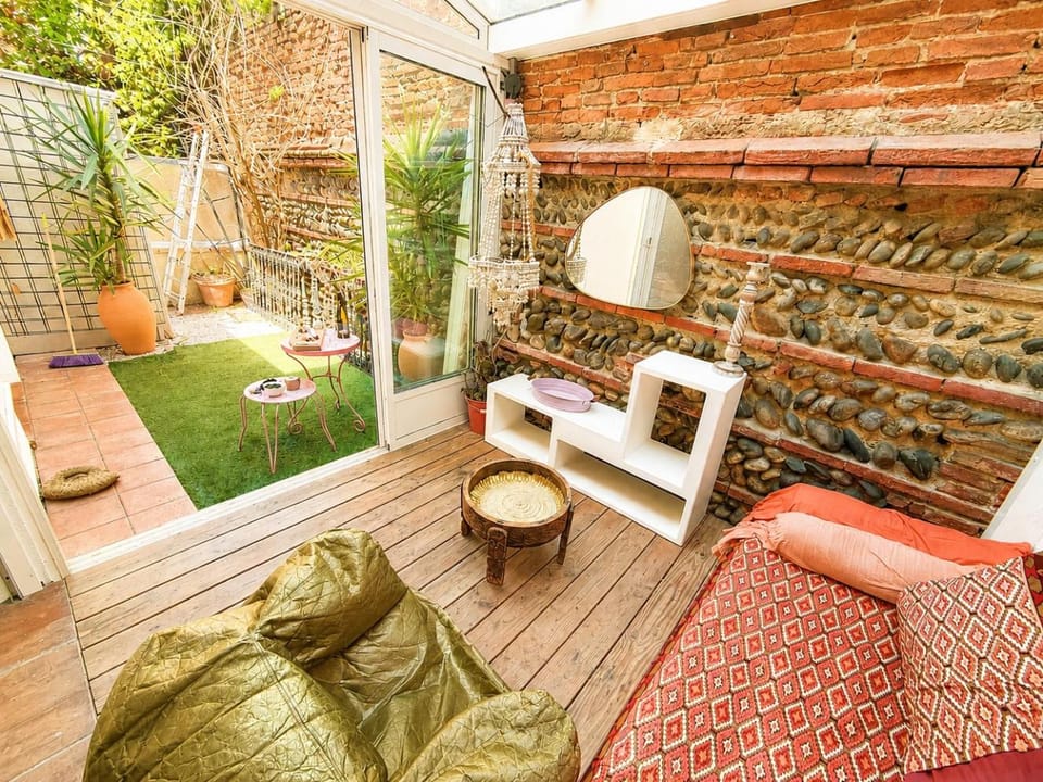 Patio, Day, Living room, Seating area