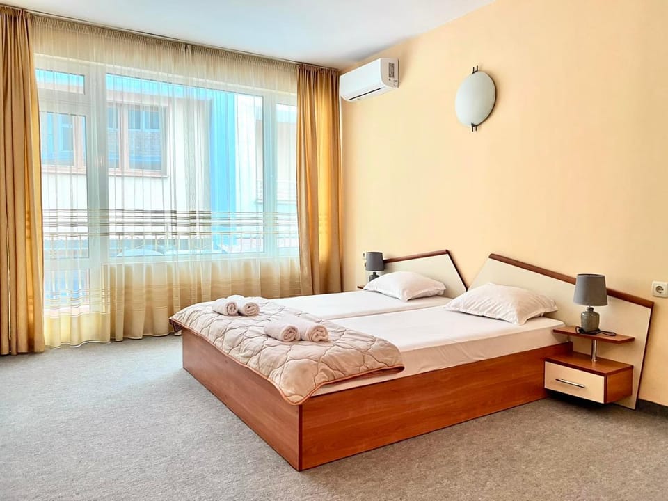 Bed, Photo of the whole room, towels, air conditioner