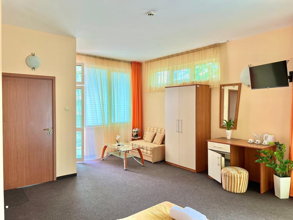 Bed, TV and multimedia, Seating area, Bedroom, wardrobe