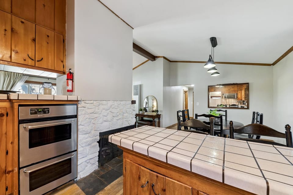 Day, Kitchen or kitchenette, Dining area, furniture, oven, kitchen