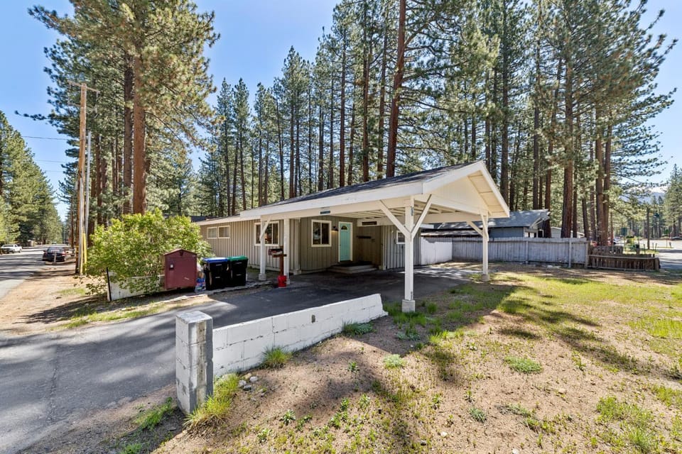 Property building, Facade/entrance, Day, Natural landscape, Parking