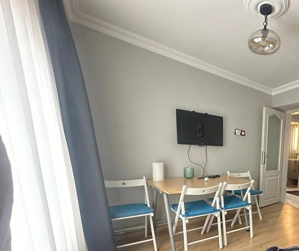 Communal lounge/ TV room, TV and multimedia, Living room, Seating area, Dining area