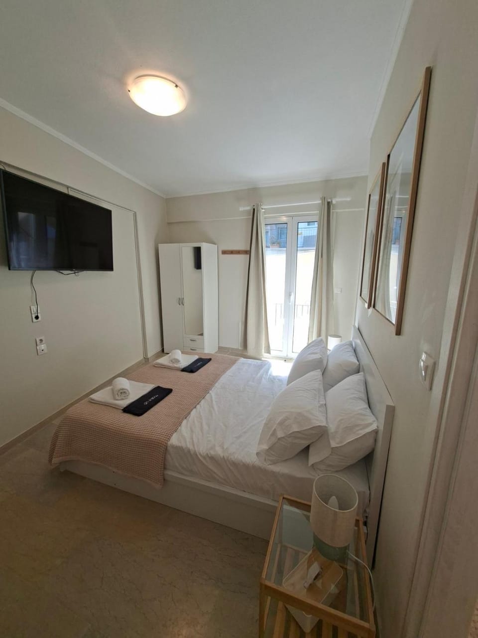 Bed, TV and multimedia, Photo of the whole room, Bedroom, towels